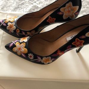 Floral embroidered black pumps
